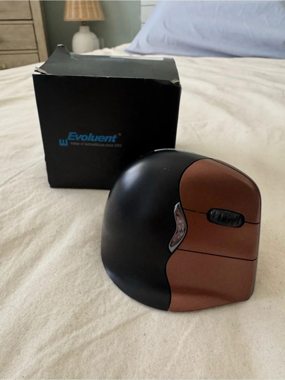 Evoluent Right-Hand Vertical Ergonomic Wireless USB Mouse